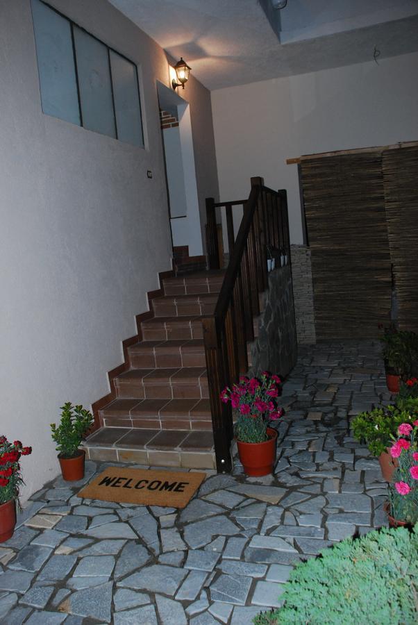 Bed & Breakfast Local Living Edi ベラト エクステリア 写真